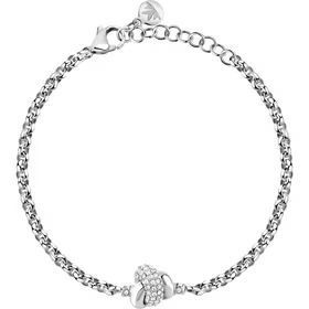 Bracciale a catena d’argento con una piccola chiusura decorativa e un ciondolo su sfondo bianco