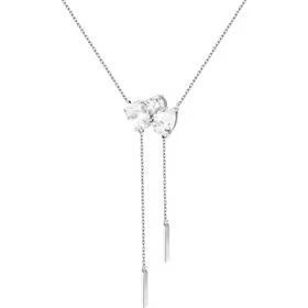 Collana d’argento con un piccolo ciondolo a forma di fiocco e due catenine pendenti su sfondo bianco