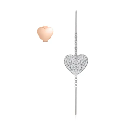 Ciondolo a forma di cuore in argento, con centro tempestato di cristalli e un piccolo dettaglio a forma di cuore in oro rosa, su sfondo bianco
