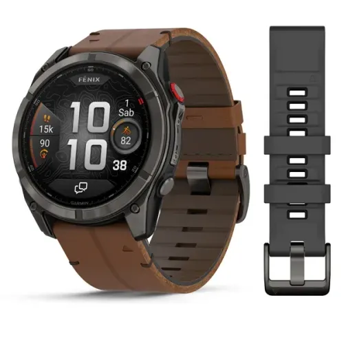 Smartwatch nero con cinturino in pelle marrone, accanto a un cinturino extra nero con fibbia.