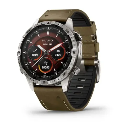 Smartwatch touchscreen nero con cinturino marrone e display digitale con dettagli rossi su sfondo bianco