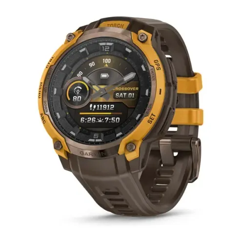 Orologio digitale robusto nero e oro con cinturino marrone su sfondo bianco