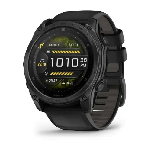 Smartwatch GPS tattico nero con display digitale su sfondo bianco