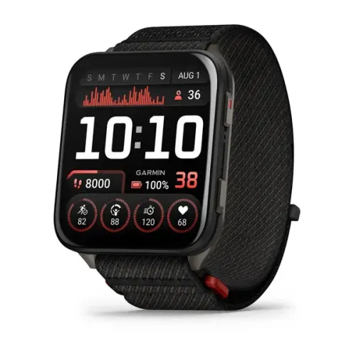 Smartwatch Garmin con cinturino nero che segna le 10:10 su sfondo nero, visto frontalmente di tre quarti