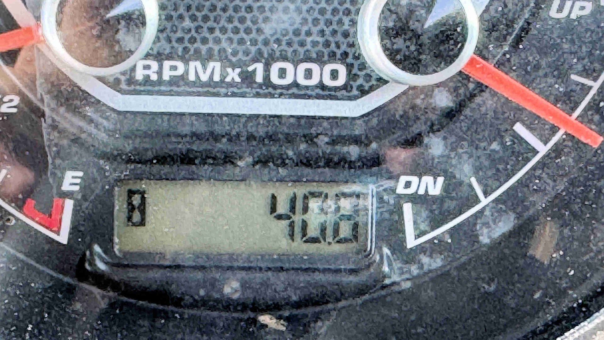 Close-up of a tachometer and digital display reading 40,08 engine hours