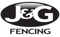 Het J&G Fencing-logo in zwart-wit met vetgedrukte tekst in een ovaal.