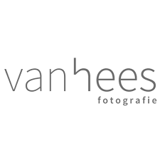 Het logo van Vanhees fotografie in dunne grijze letters op een witte achtergrond.