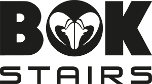 Zwart BOK STAIRS-logo met een gestileerd wit hartvormig embleem in de O.