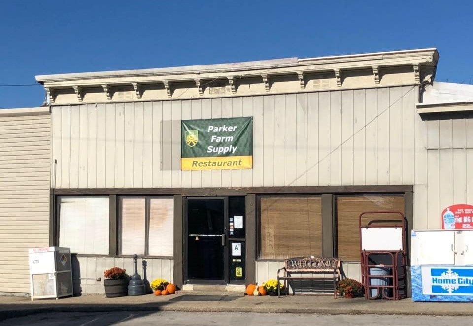 A store front with a sign that says parker ferret supply