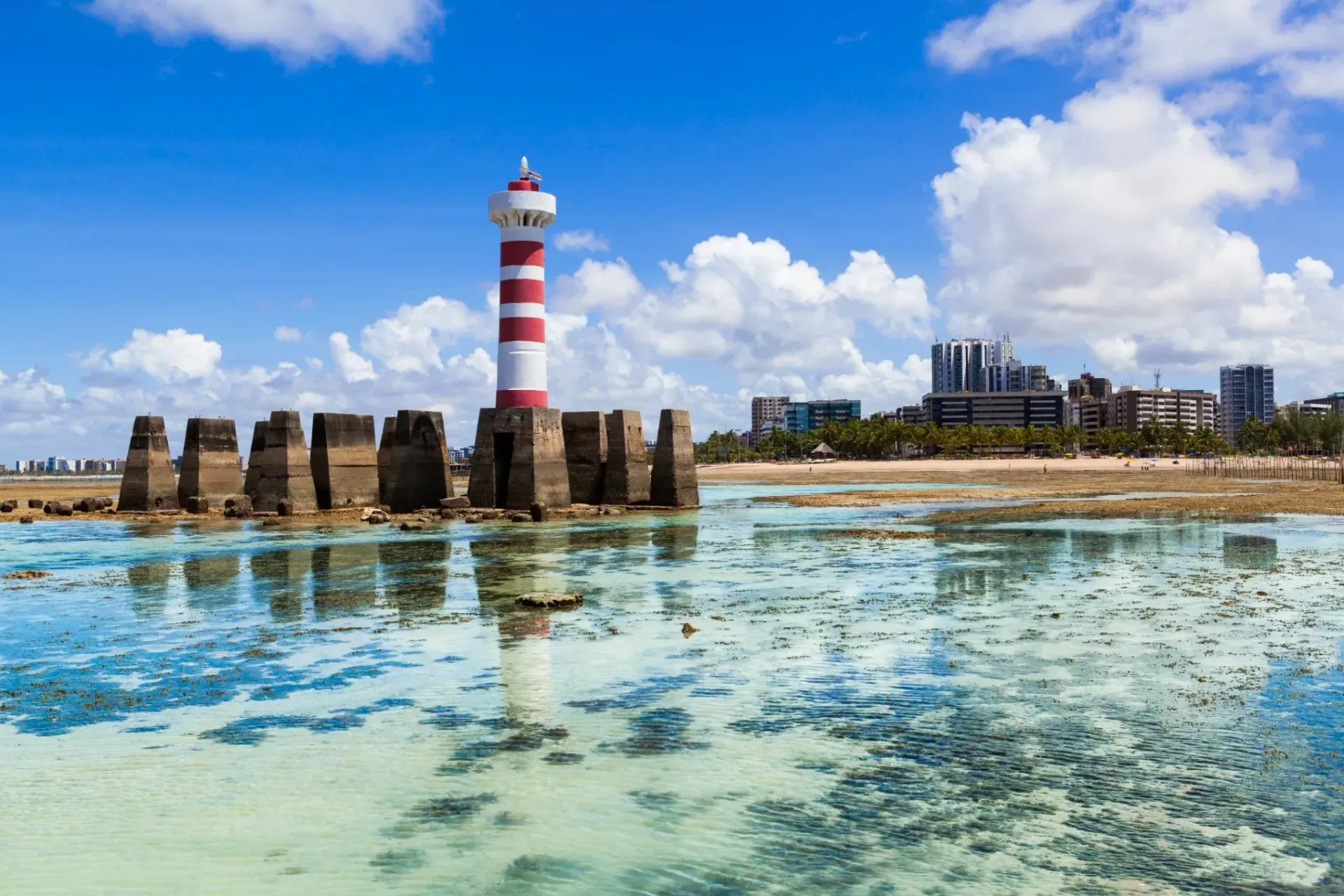 Um farol está situado no meio de um corpo de água.