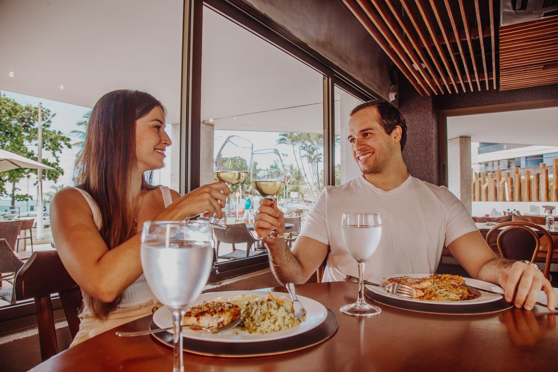 Casal almoçando no Restaurante Dona  Ana, do Hotel Ponta Verde  Maceió.