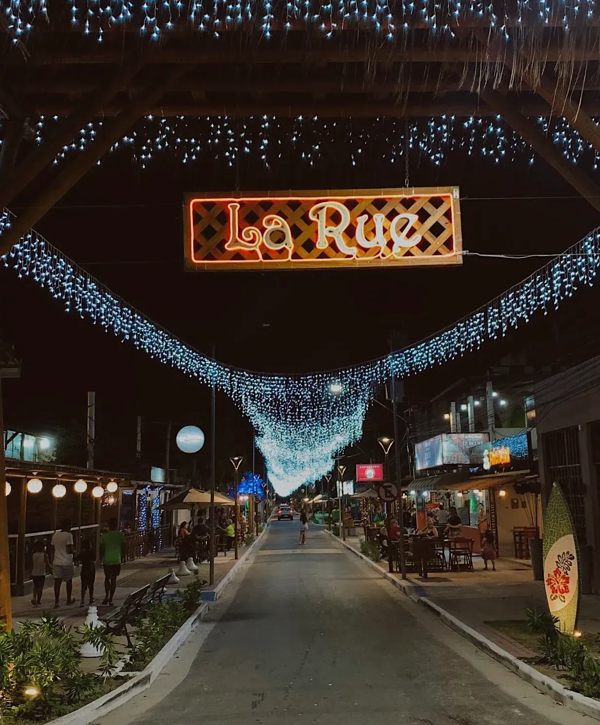 Uma rua com uma placa que diz la rue