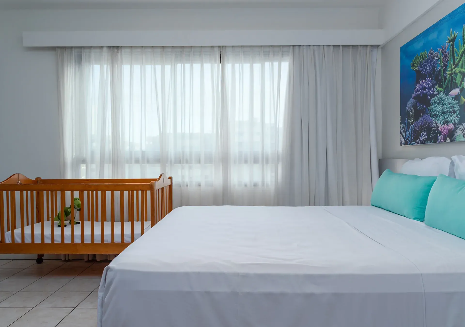 Um quarto de hotel com uma cama e um berço