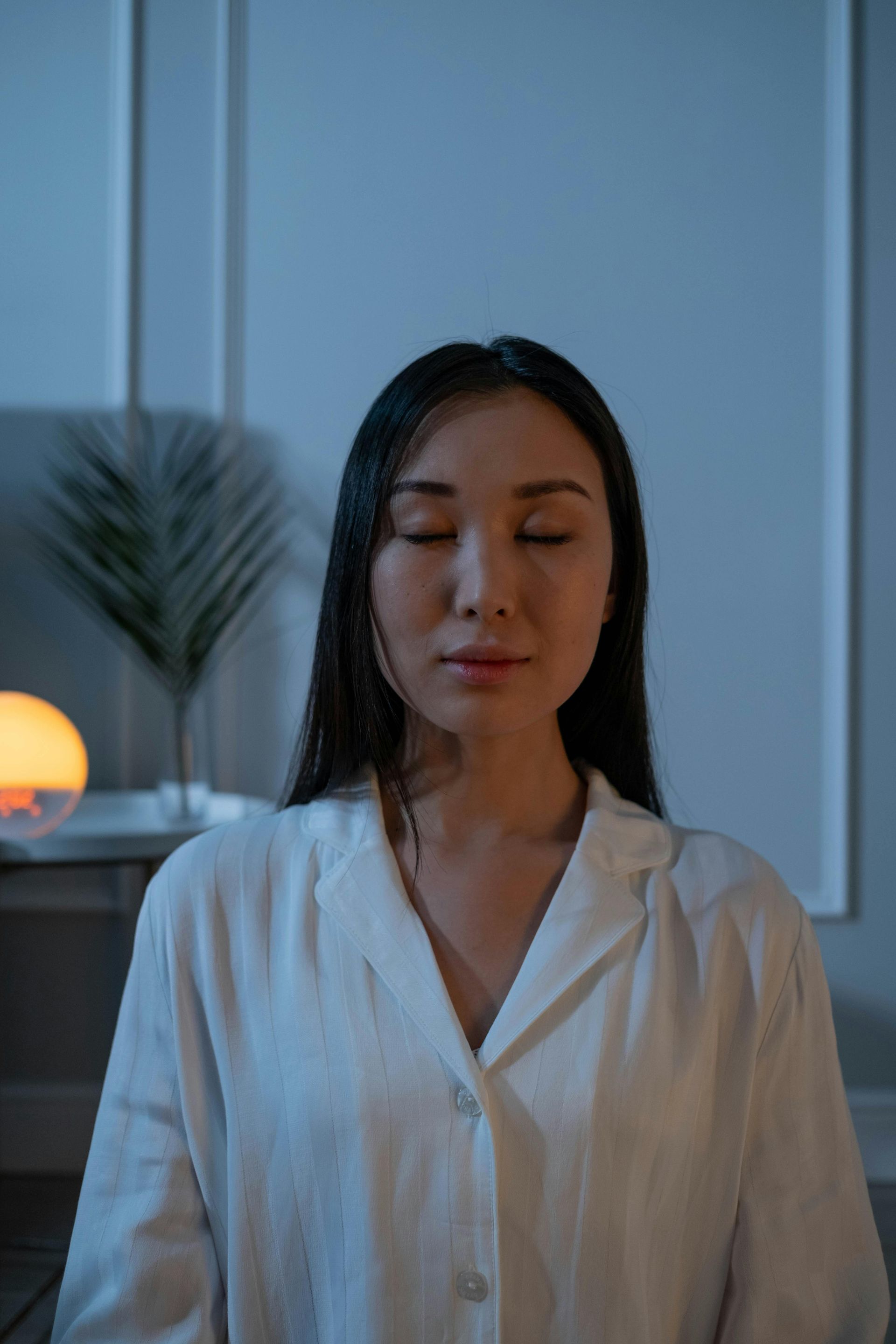 A Women in a EMDR session with her eyes closed, with Sally Curran. 