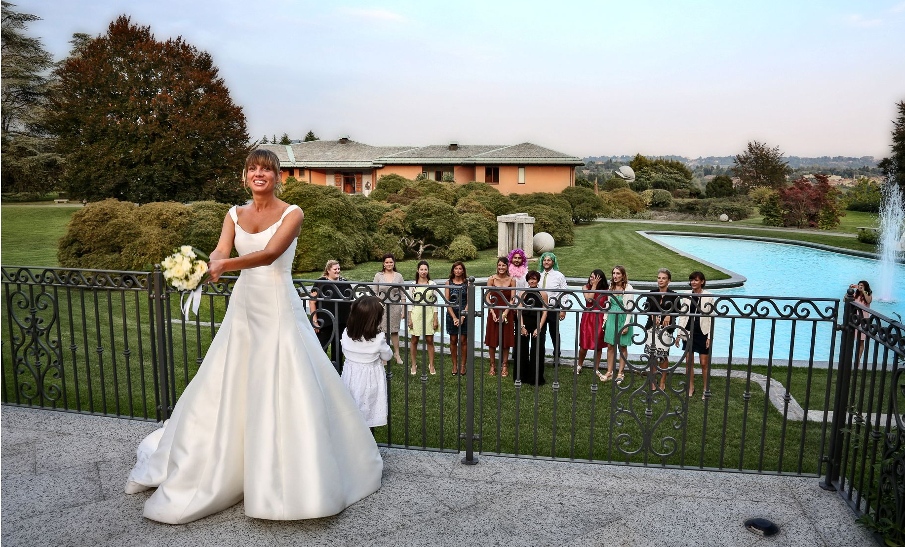 lancio del boquet ritratto dal fotografo per matrimoni sul Lago di Como, Cristiano Pessina