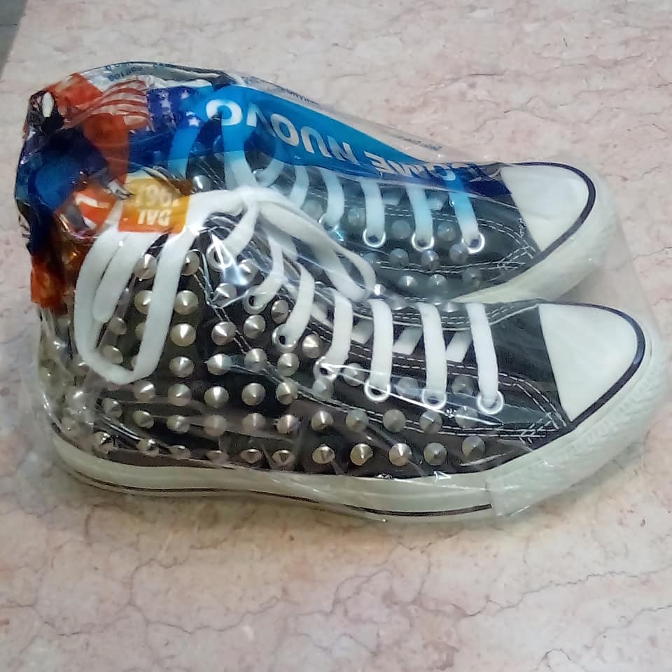 Un paio di scarpe Converse avvolte nella plastica