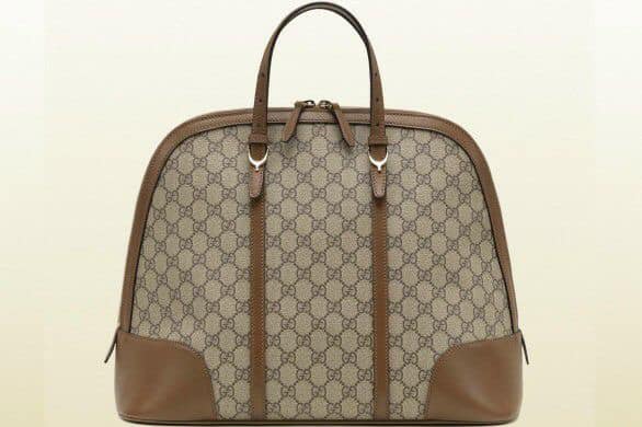 Una borsa Gucci marrone con un motivo GG sopra