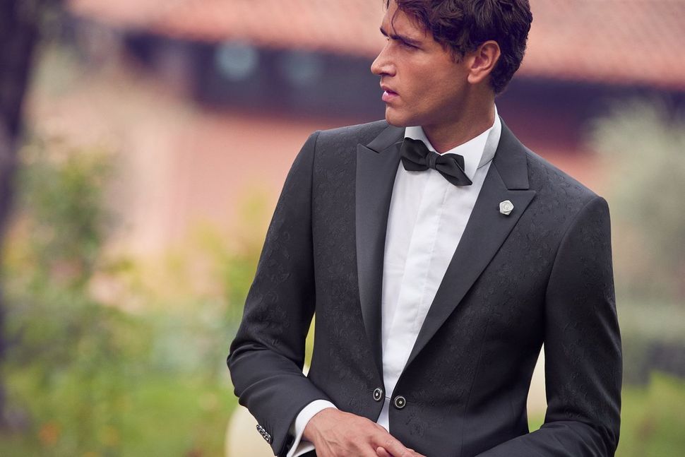 Sposo con abito scuro classico a tre pezzi