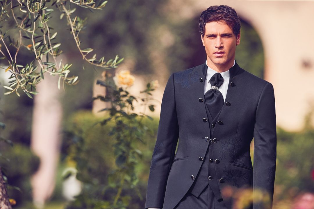 sposo con abito elegante
