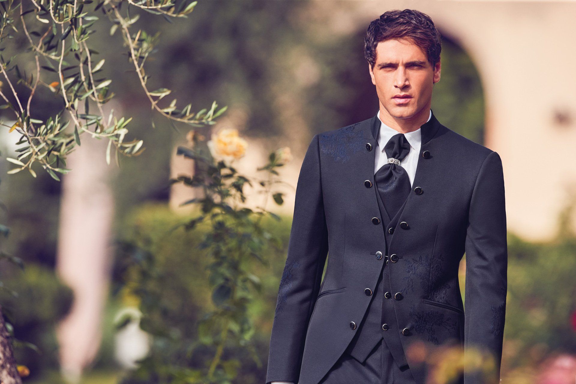 sposo con abito elegante