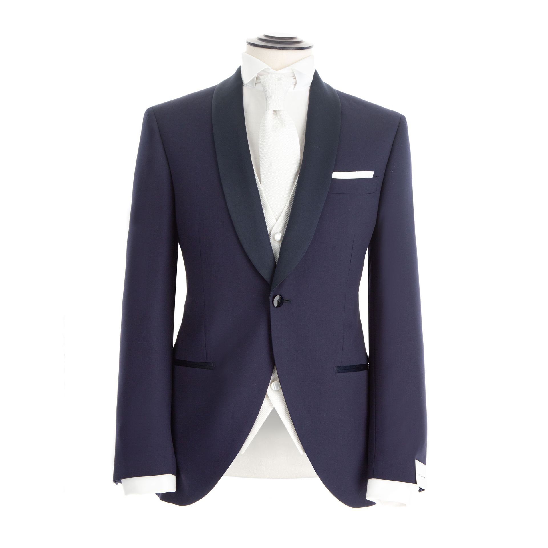 Smoking blu navy su un manichino con camicia bianca e gilet, su sfondo bianco.