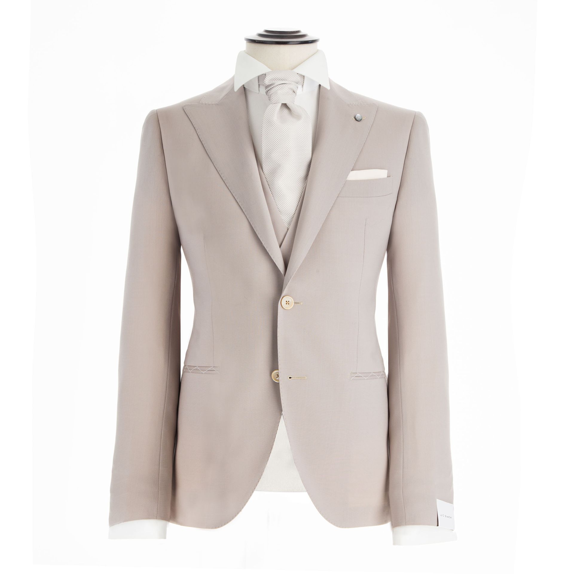 Abito beige a tre pezzi su manichino. Include giacca, gilet, camicia elegante e fazzoletto da taschino.