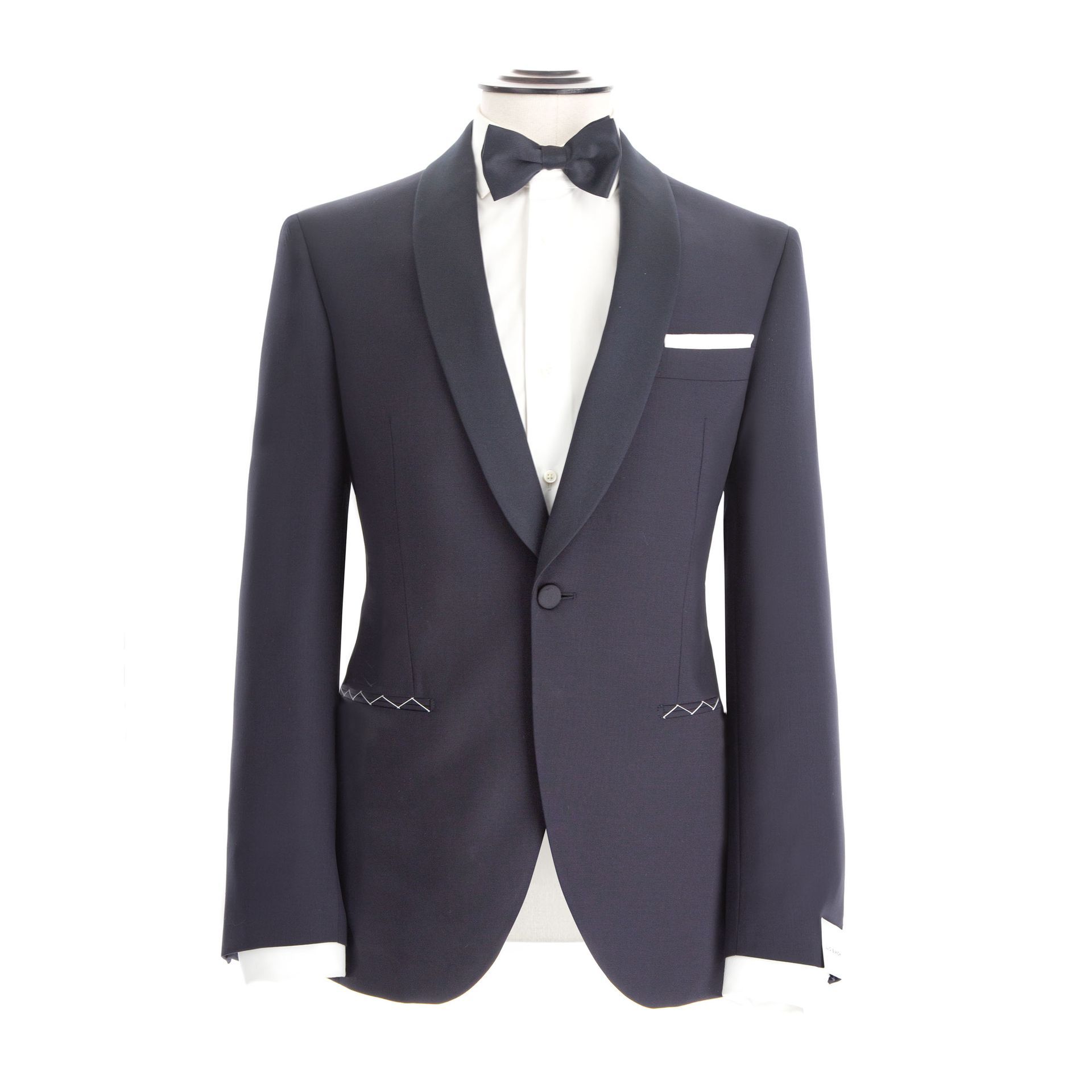 Smoking blu navy su manichino, con papillon nero, camicia bianca e fazzoletto da taschino.