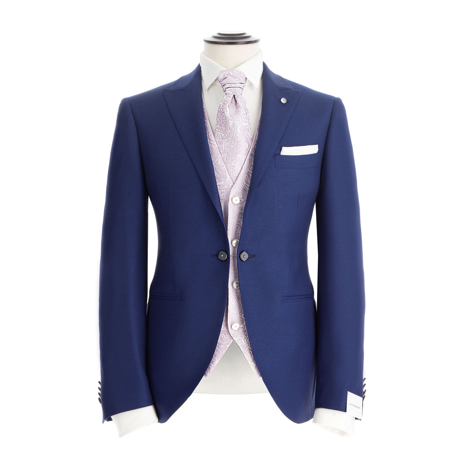 Giacca blu su manichino, con gilet rosa fantasia e fazzoletto da taschino bianco.
