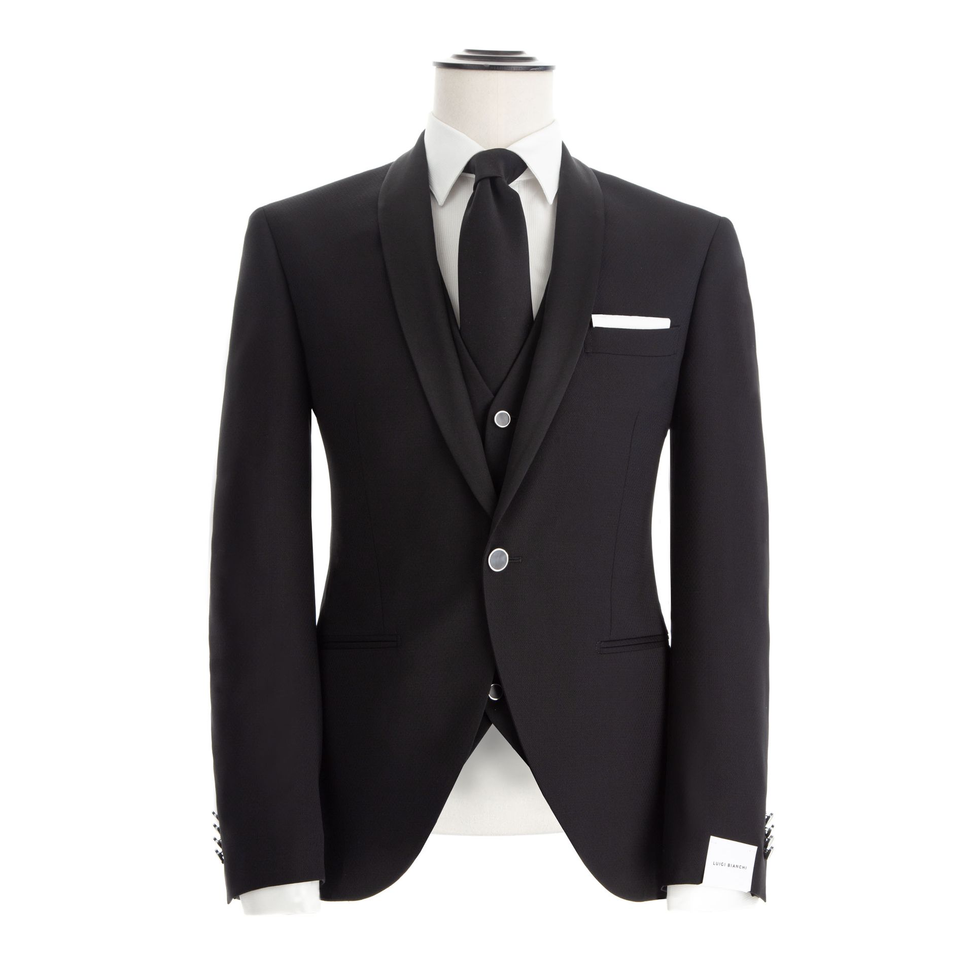 Smoking nero con revers a scialle, camicia bianca e gilet su un manichino.
