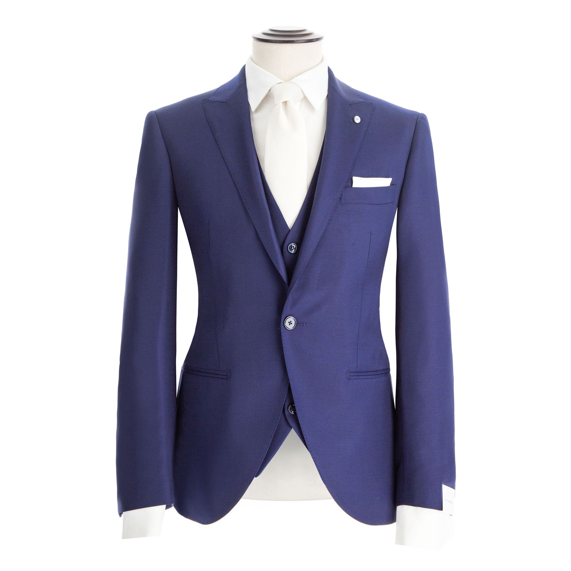 Abito blu da uomo, composto da blazer, gilet e camicia bianca, su un manichino.