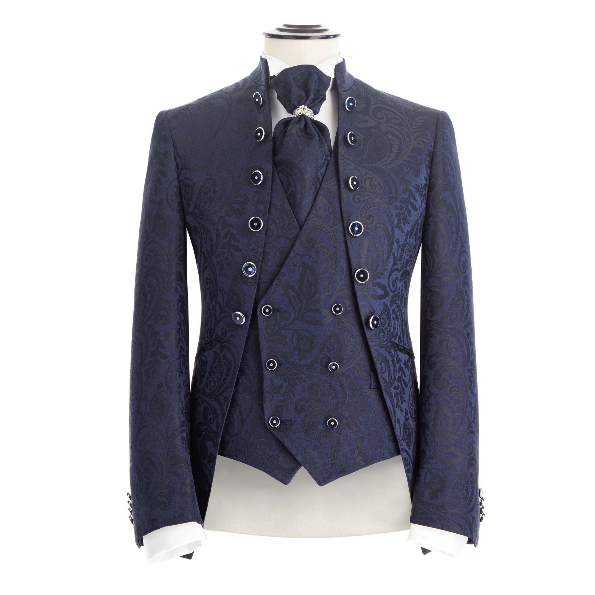 Giacca da smoking blu navy con motivo paisley, gilet e cravatta su un manichino.