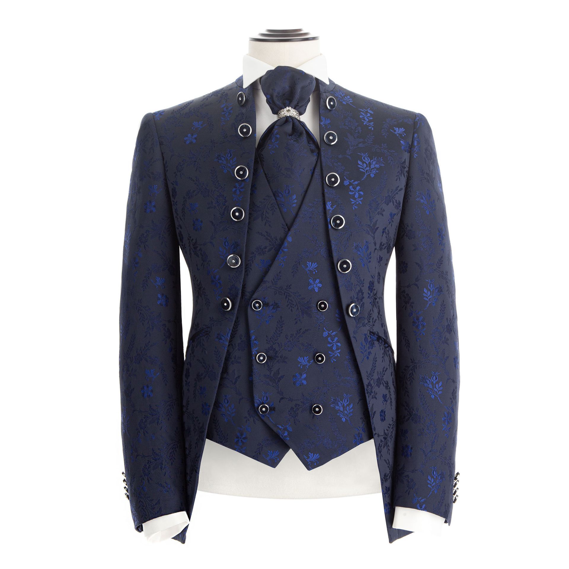 Abito formale da uomo blu navy con motivo floreale, collo alto, gilet e cravatta su manichino.