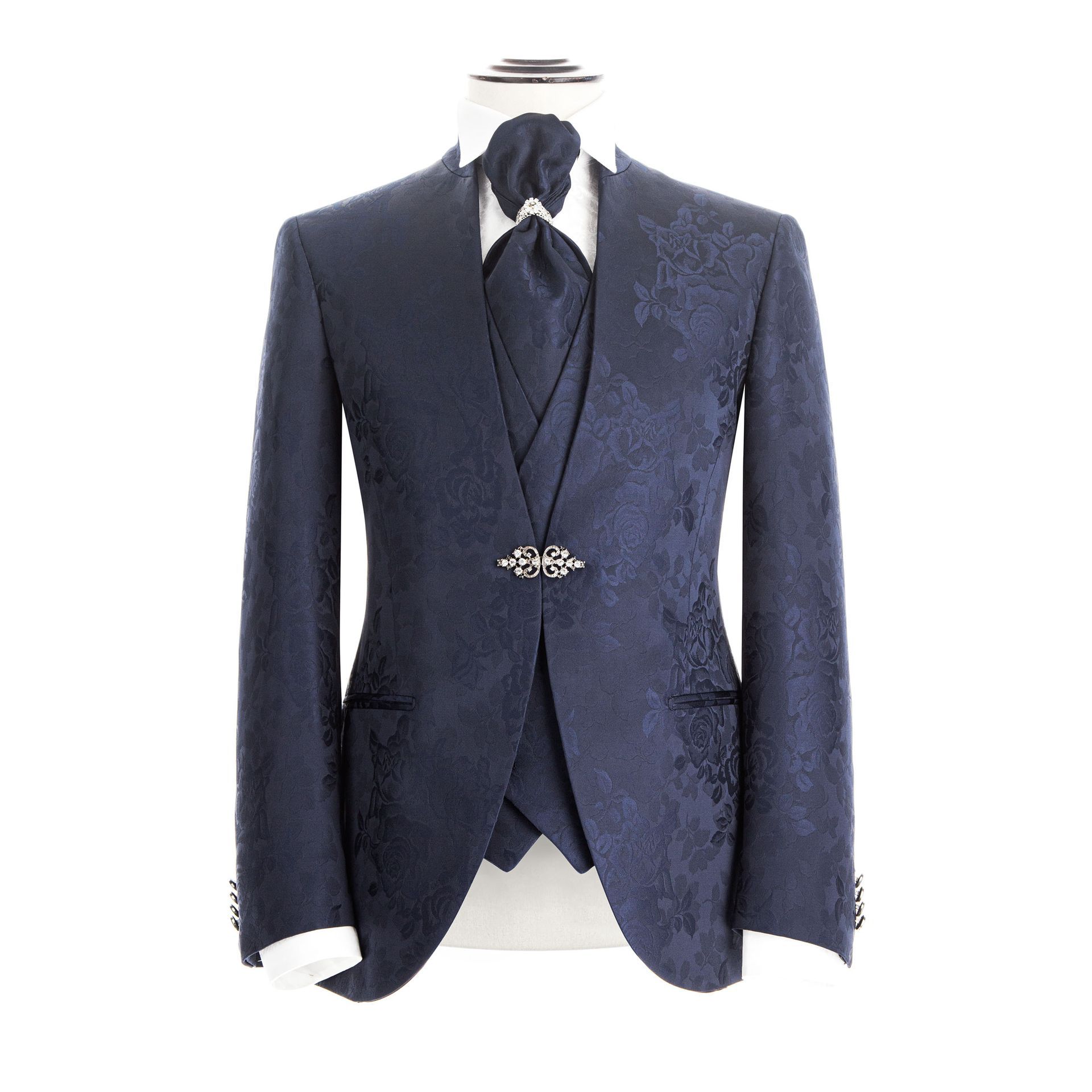 Abito blu navy con fantasia su manichino, composto da giacca, gilet e cravatta.