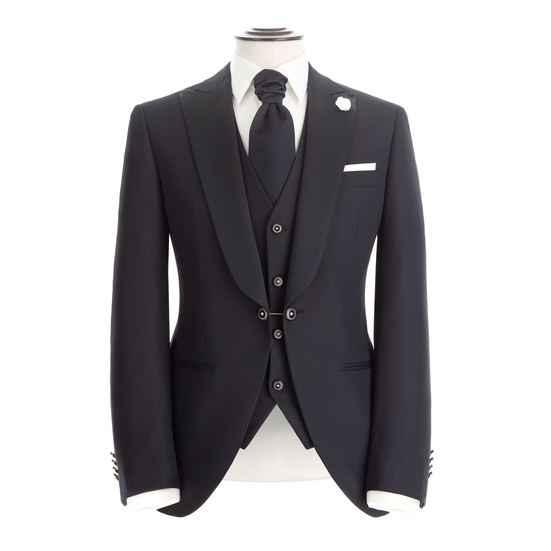 Smoking nero con risvolto in raso, gilet e cravatta su manichino.