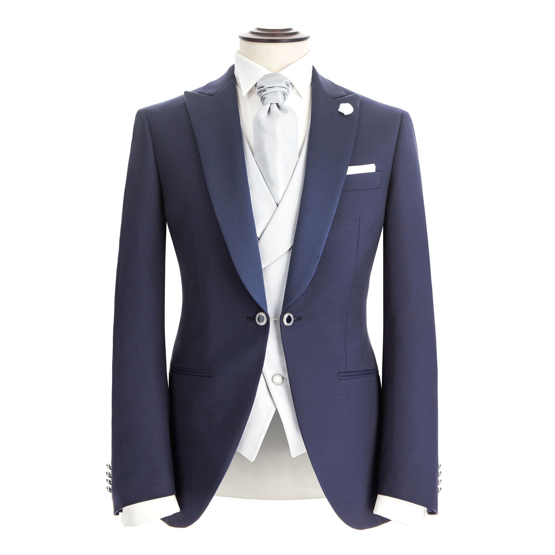 Abito blu navy con gilet bianco e cravatta su un manichino.