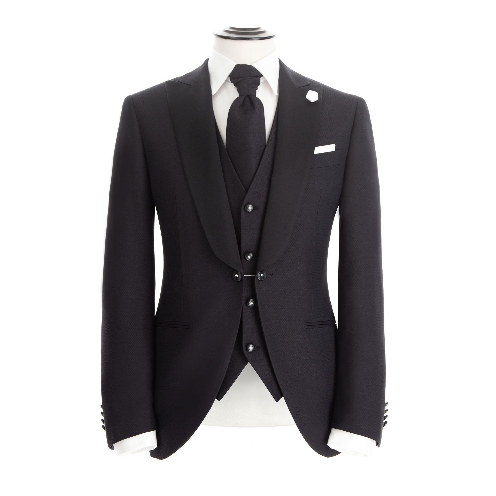 Abito formale nero su manichino, con gilet, cravatta, fazzoletto da taschino e fiore all'occhiello.