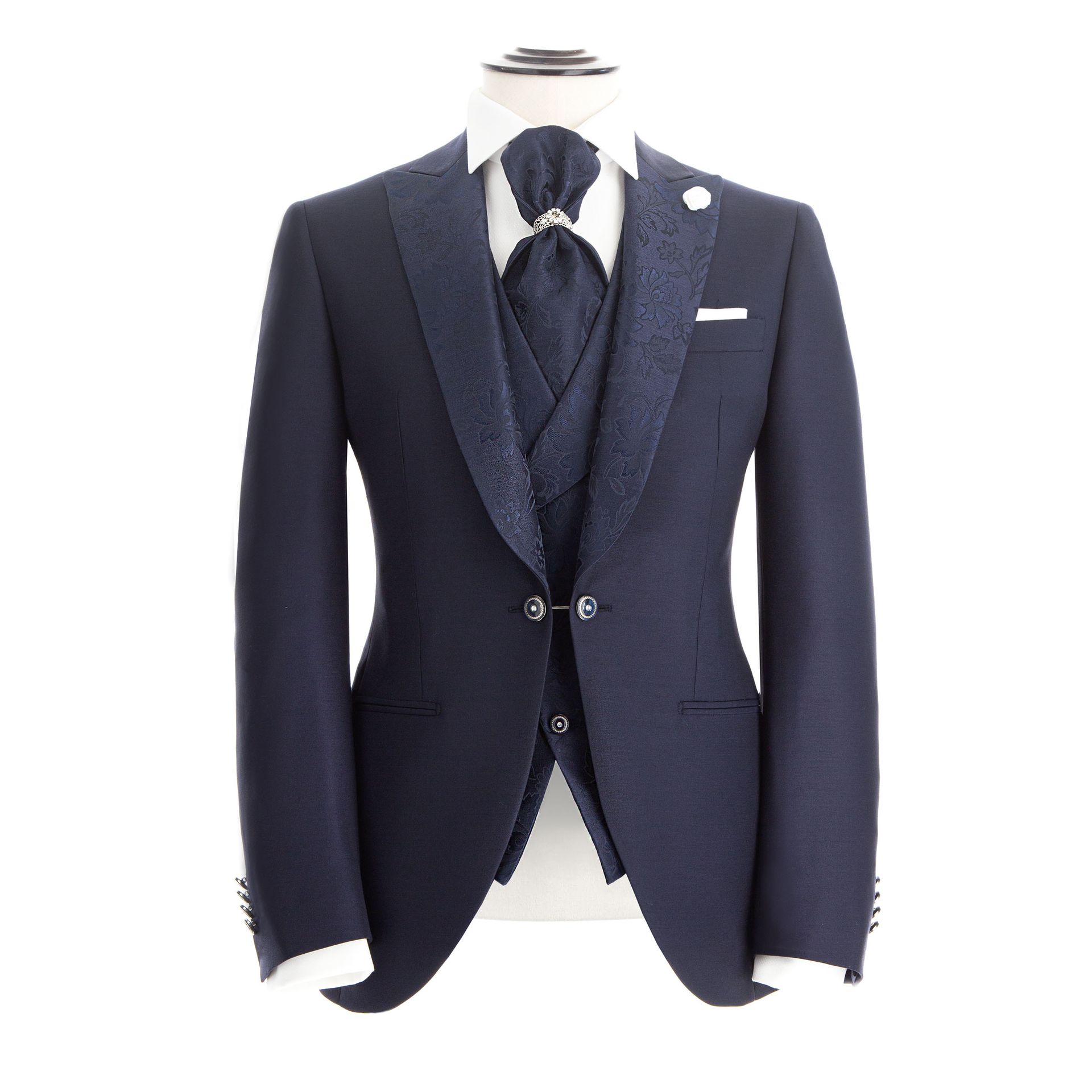 Abito blu navy a tre pezzi su manichino bianco con cravatta coordinata.