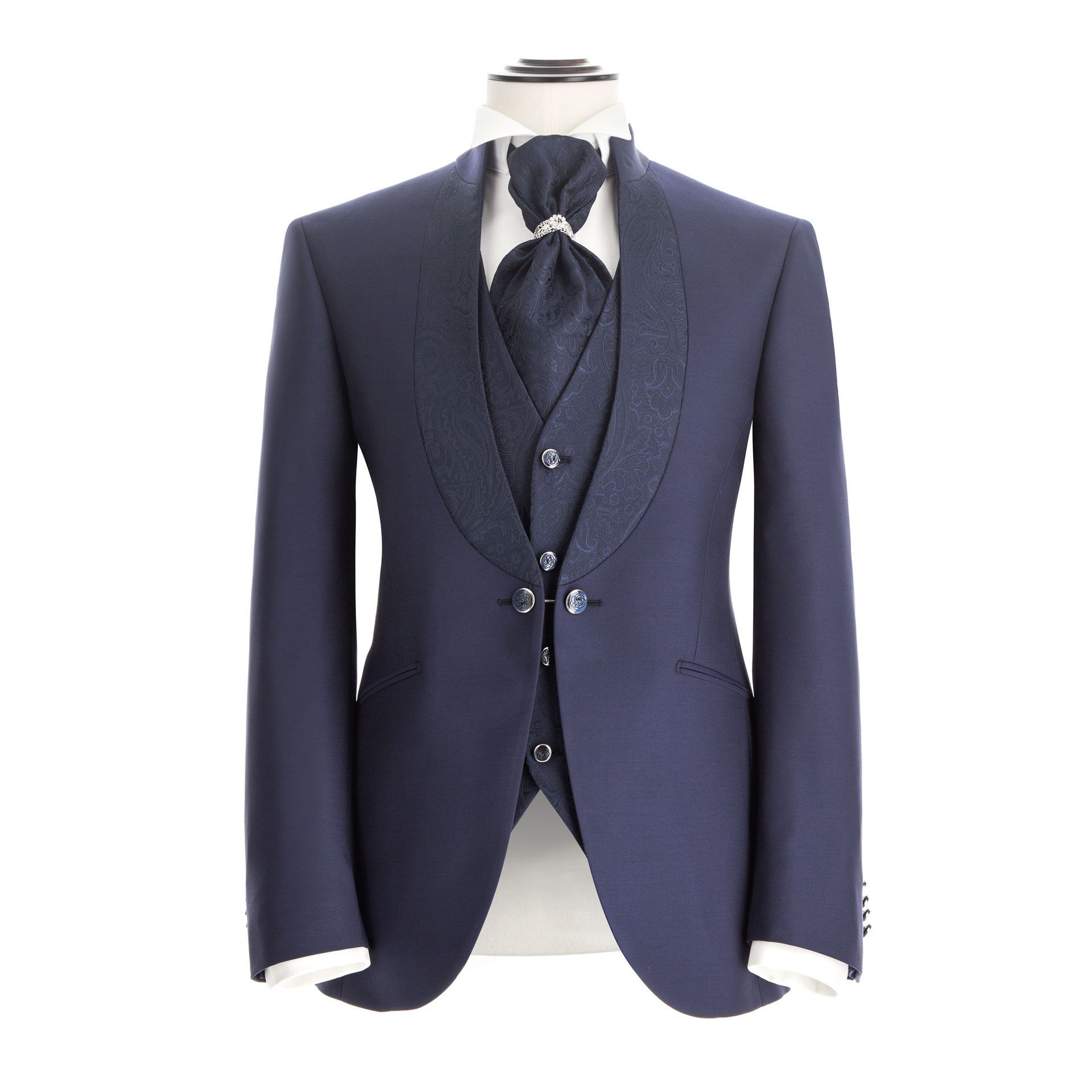 Abito blu navy su manichino, con gilet, cravatta e colletto di camicia bianco candido.