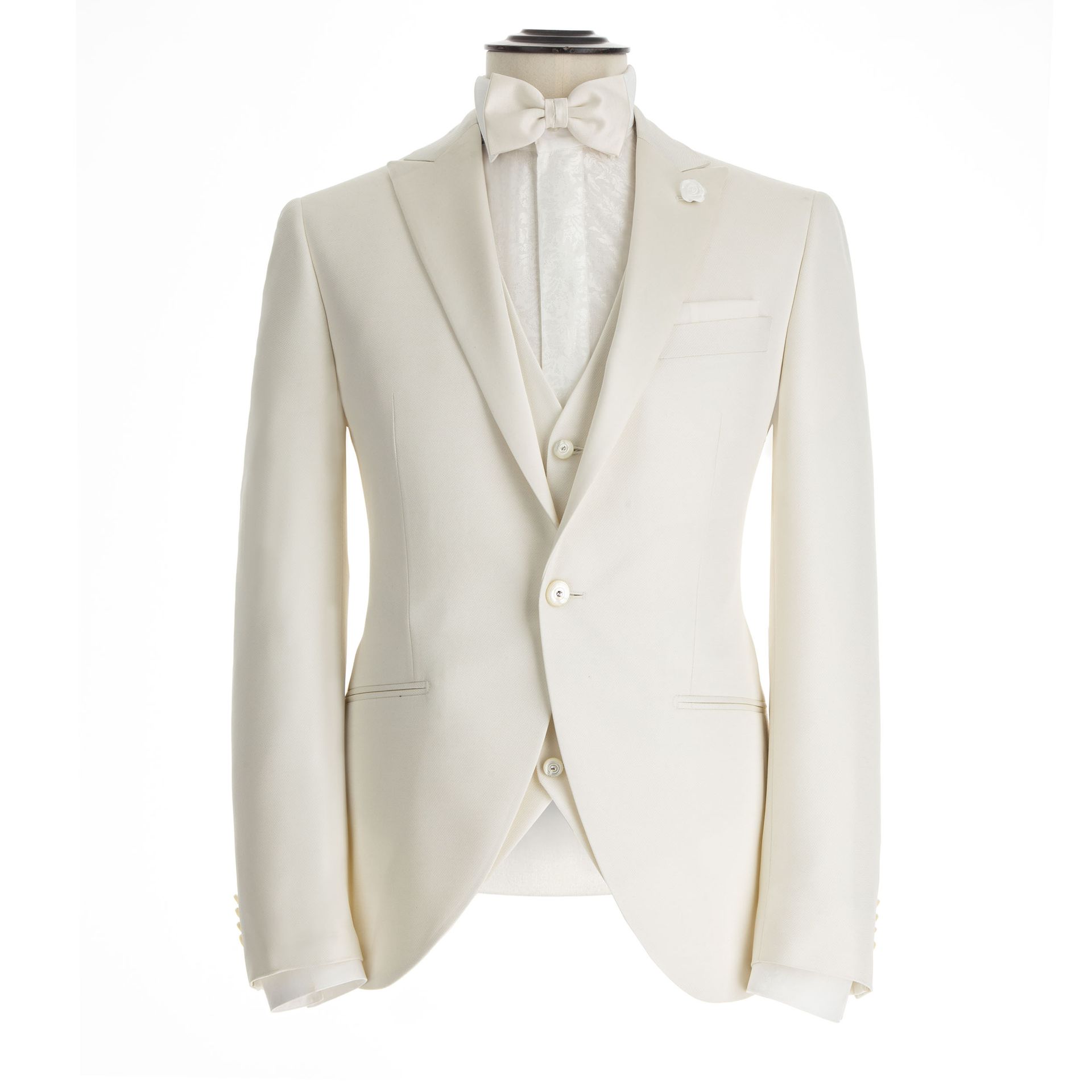 Abito formale color crema su manichino, composto da giacca, gilet e papillon.