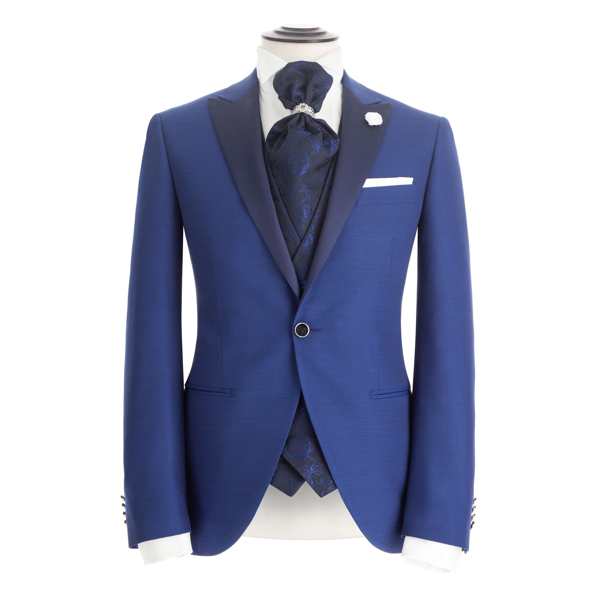 Abito formale blu su manichino con gilet e ascot coordinati.