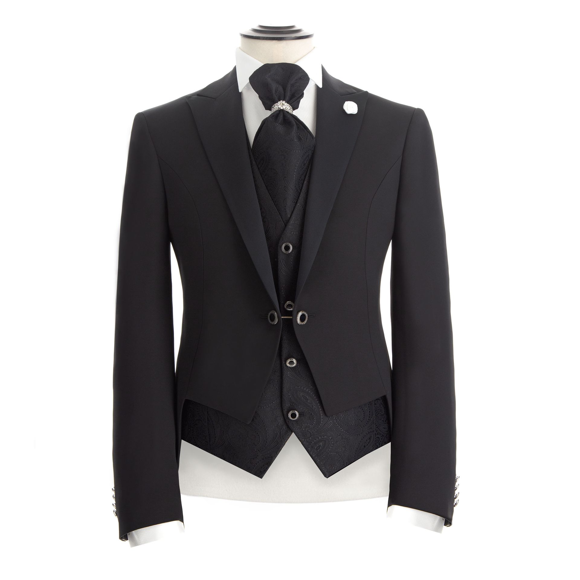 Abito formale nero su manichino: giacca, gilet, cravatta e spilla.