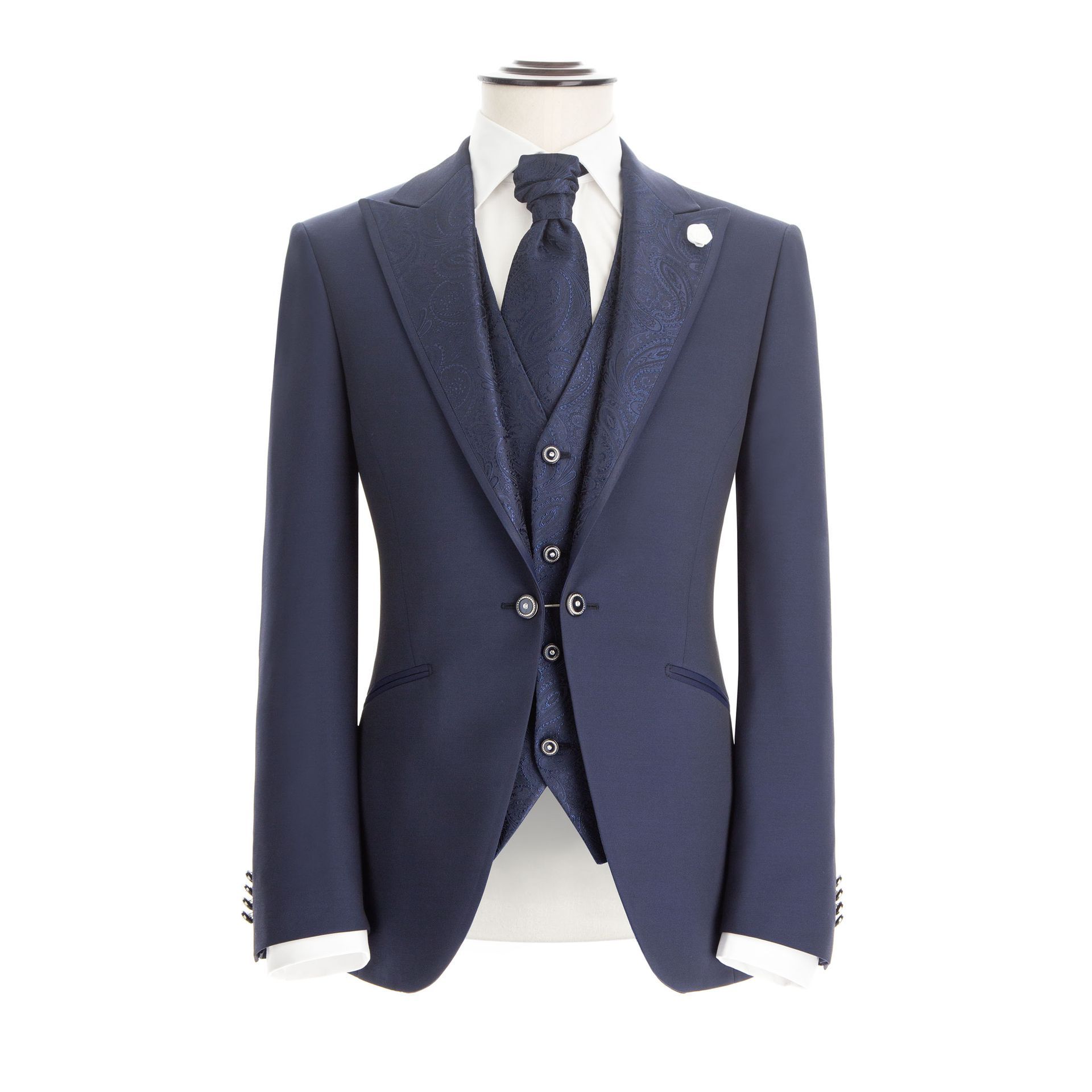 Abito blu navy con gilet e cravatta coordinati, esposto su un manichino.
