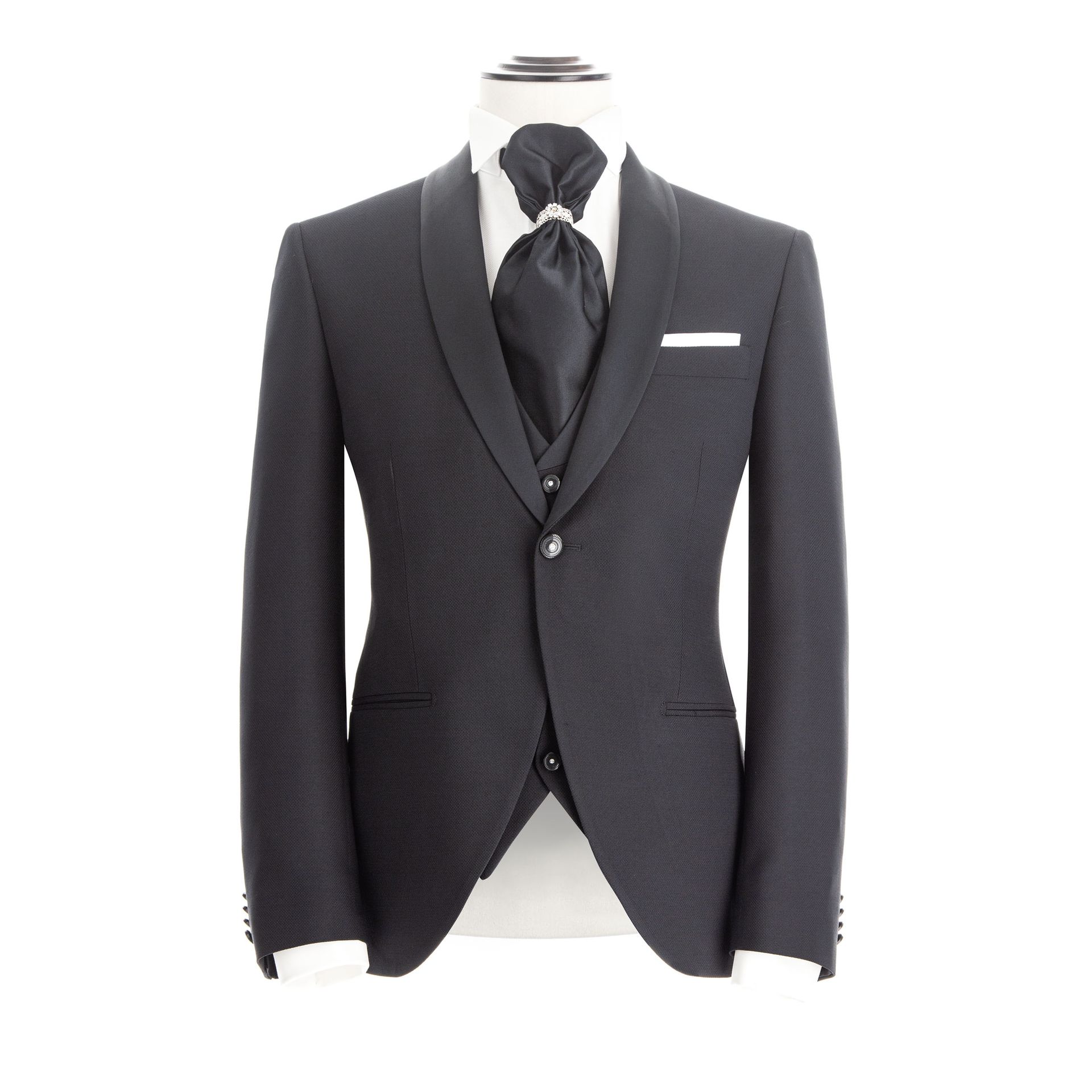 Abito formale nero su manichino con gilet, cravatta e fazzoletto da taschino.