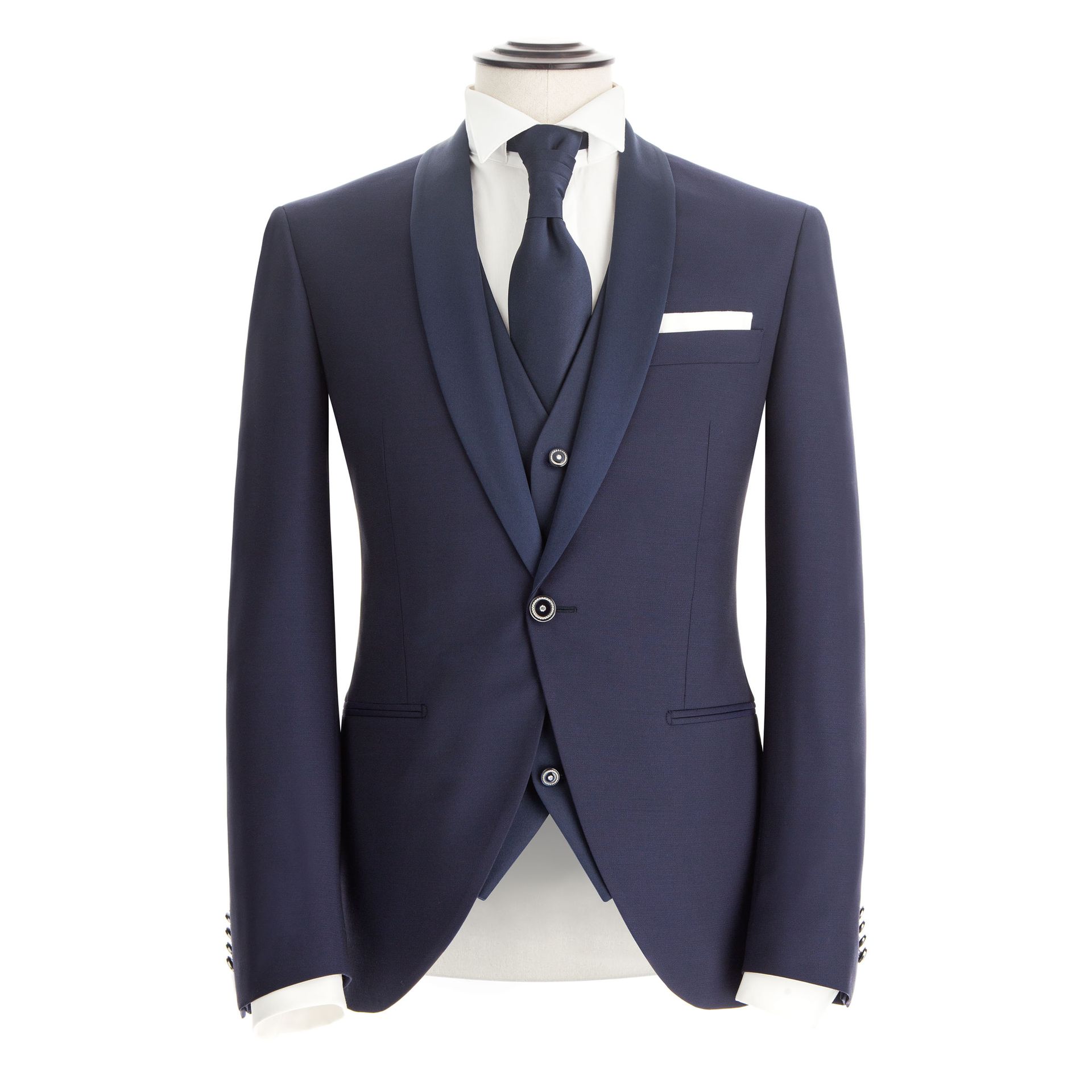 Smoking blu navy su manichino; include giacca, gilet, cravatta e fazzoletto da taschino.