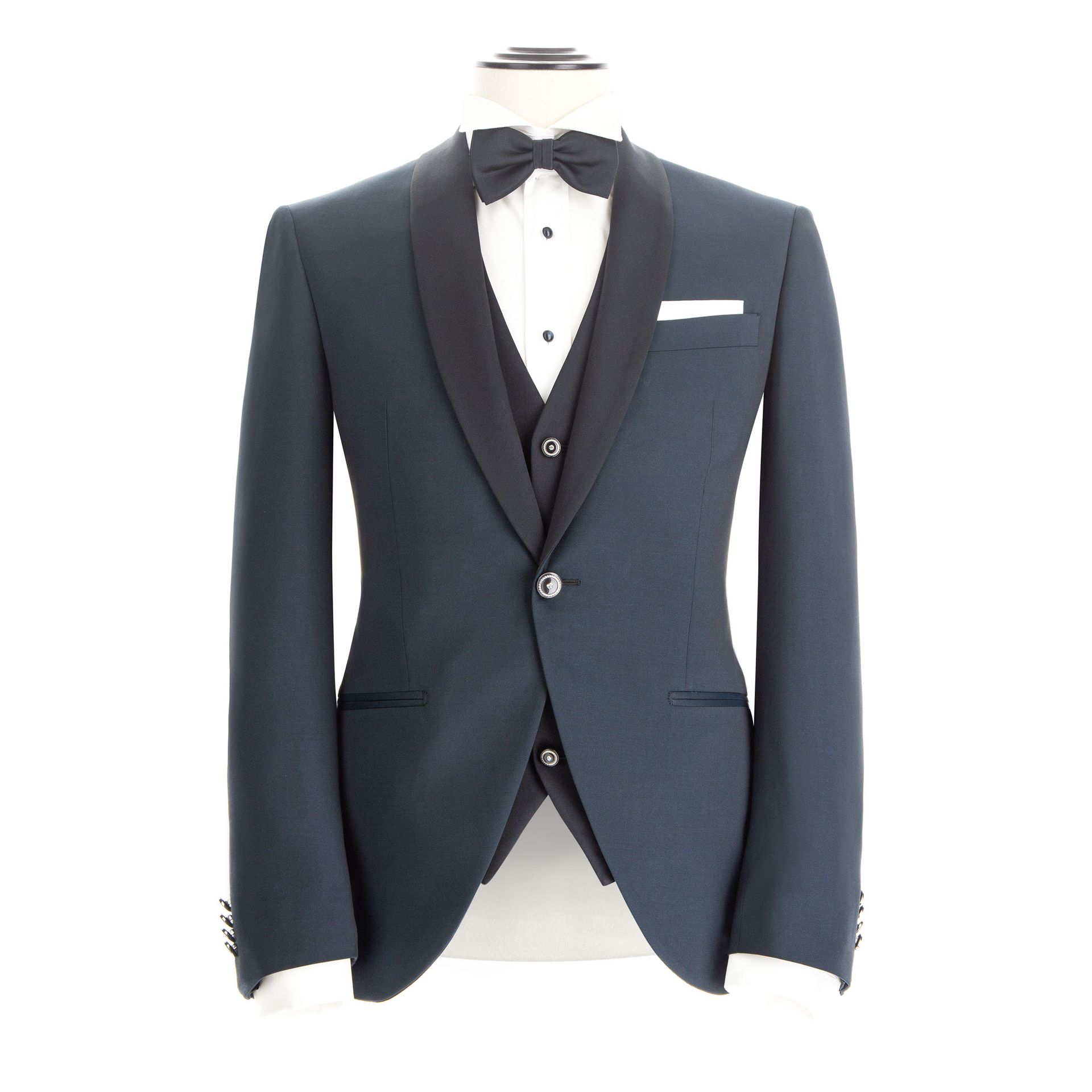 Smoking blu formale con revers neri, papillon e gilet su manichino.