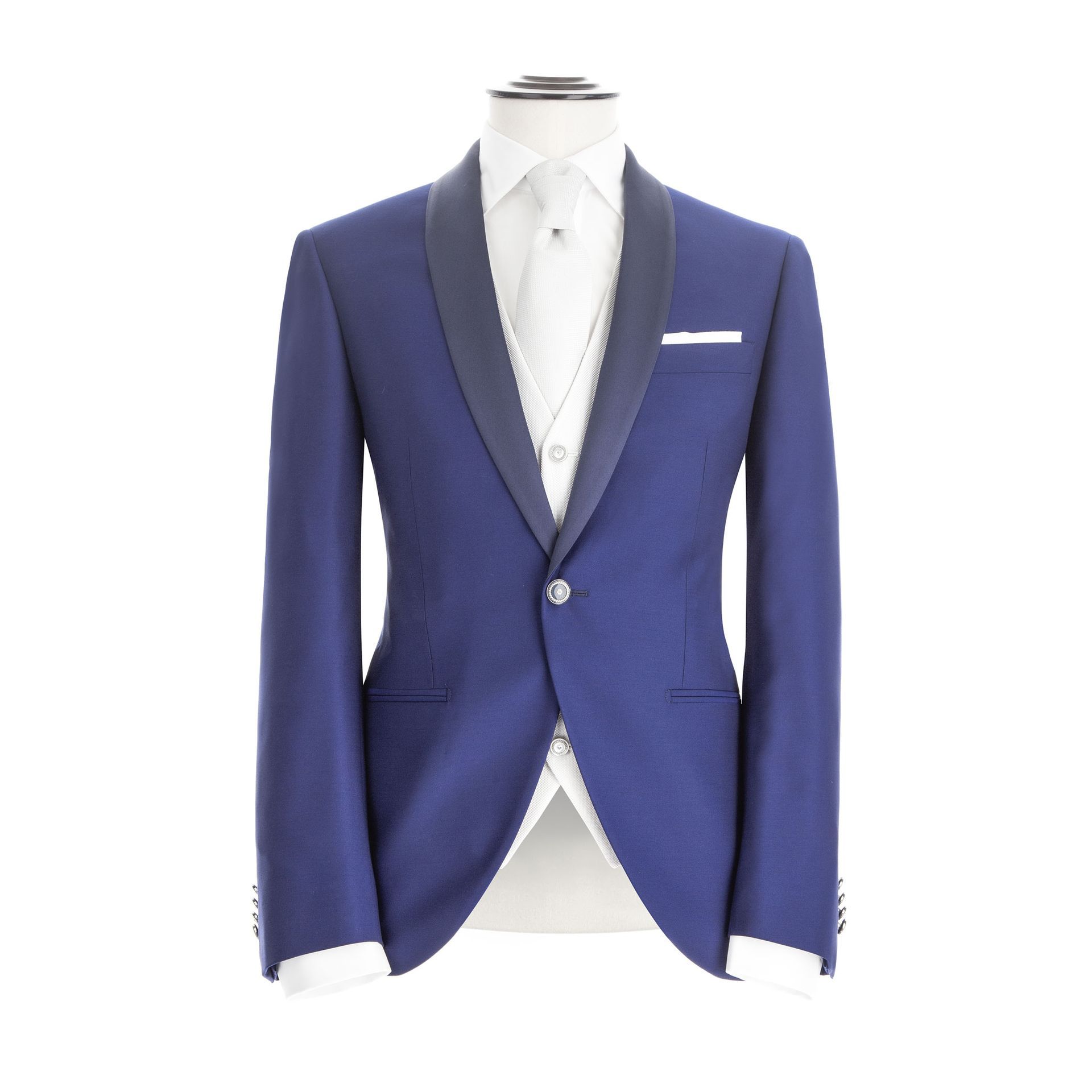 Giacca da smoking blu con risvolto blu scuro su un manichino.