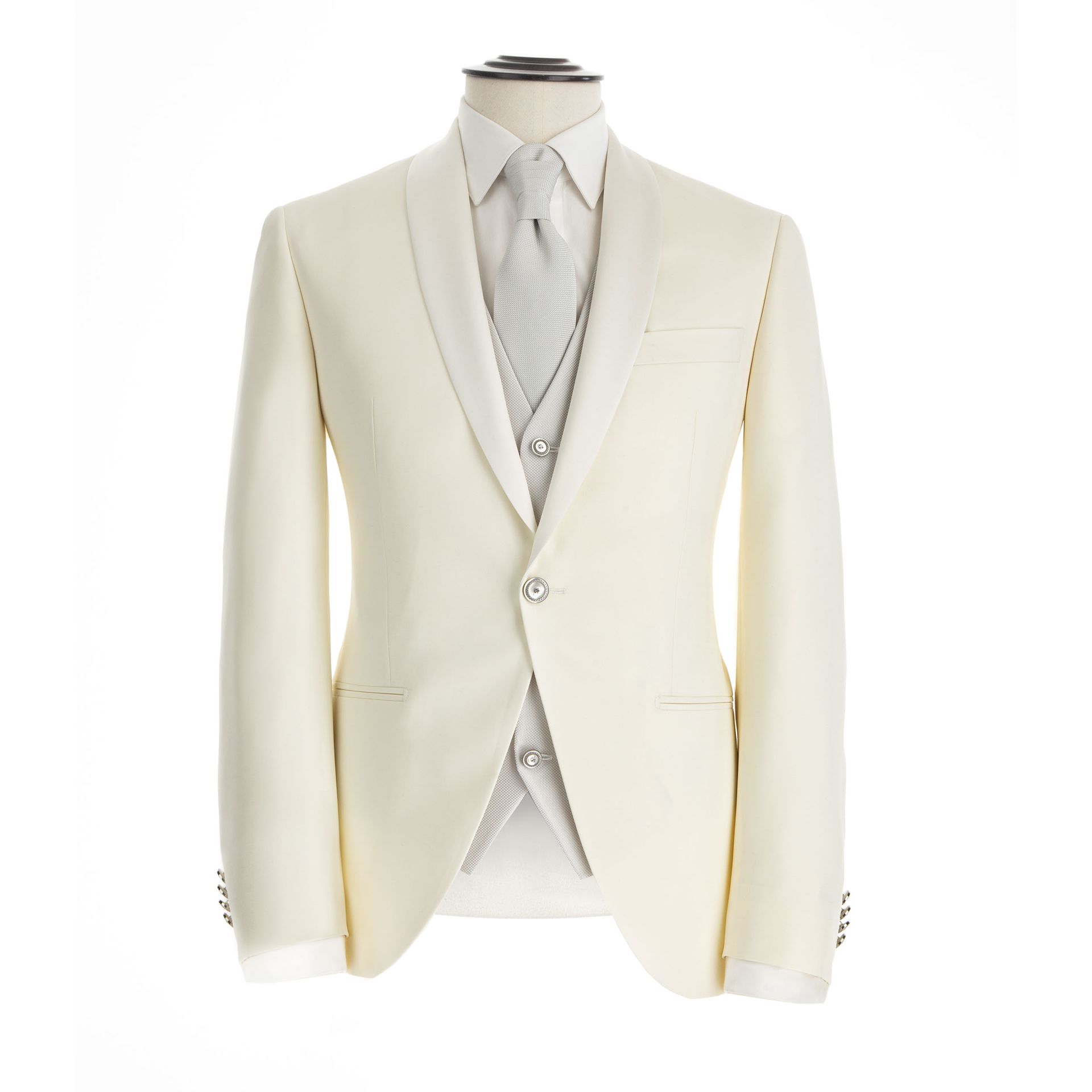 Smoking avorio su manichino, con gilet e cravatta a righe.