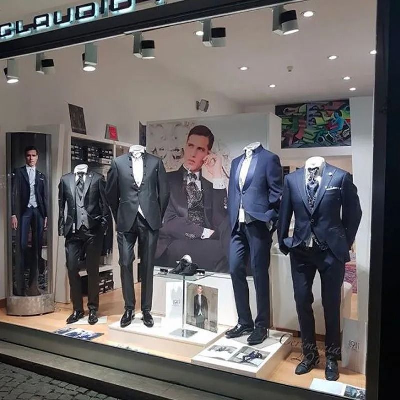 Sposo con abito scuro classico a tre pezzi