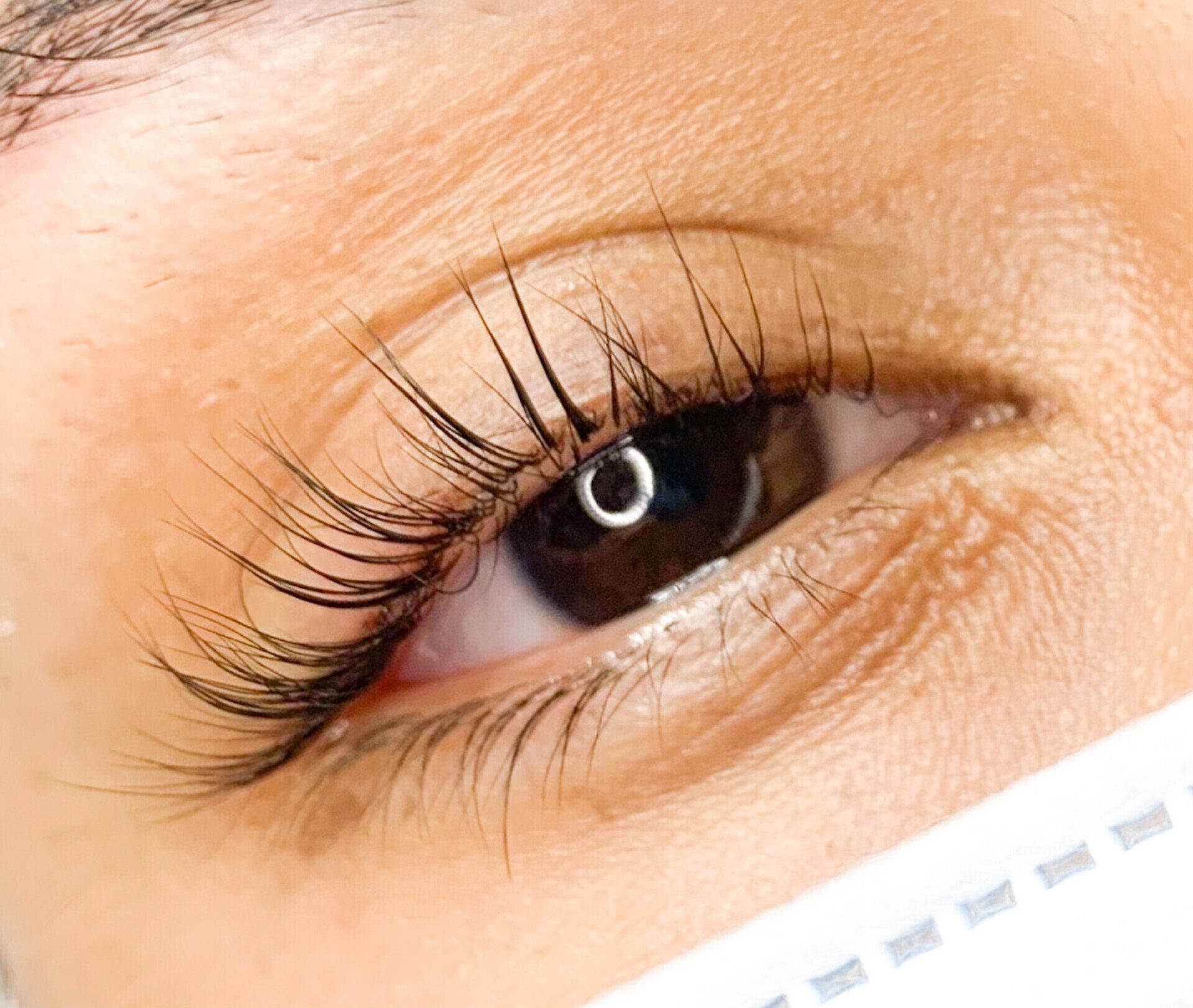A close up of a woman 's eye with long eyelashes.
