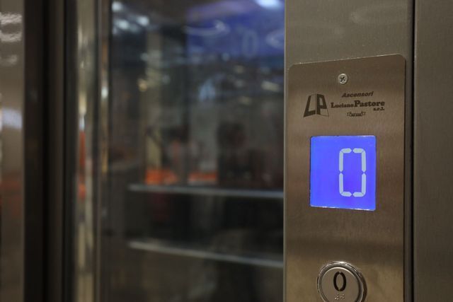 Un primo piano di un pulsante dell'ascensore con sopra il numero 0.